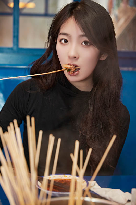 在饭馆吃成都串串的亚洲少女图片