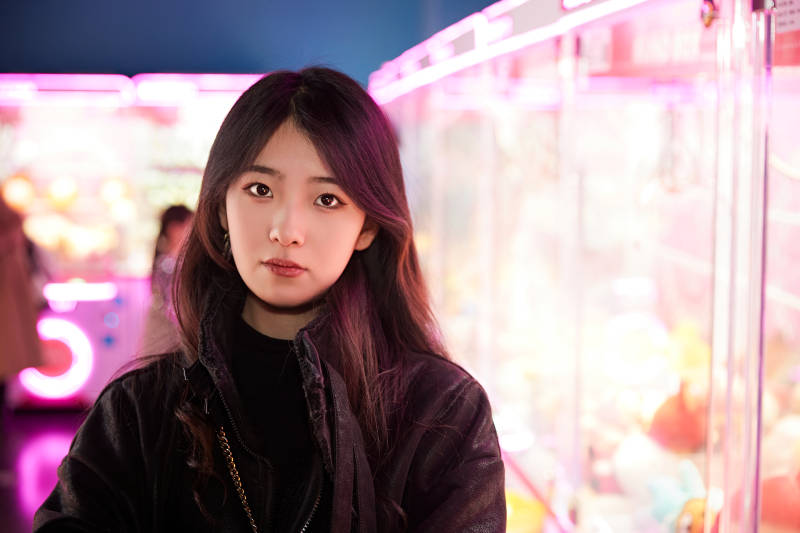 在电子游戏娱乐城玩耍的时尚少女图片