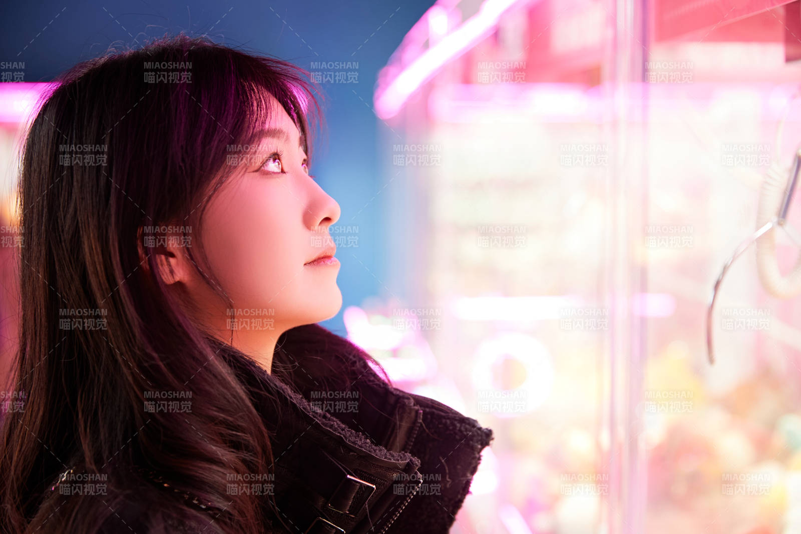 在电子游戏娱乐城玩耍的时尚少女图片