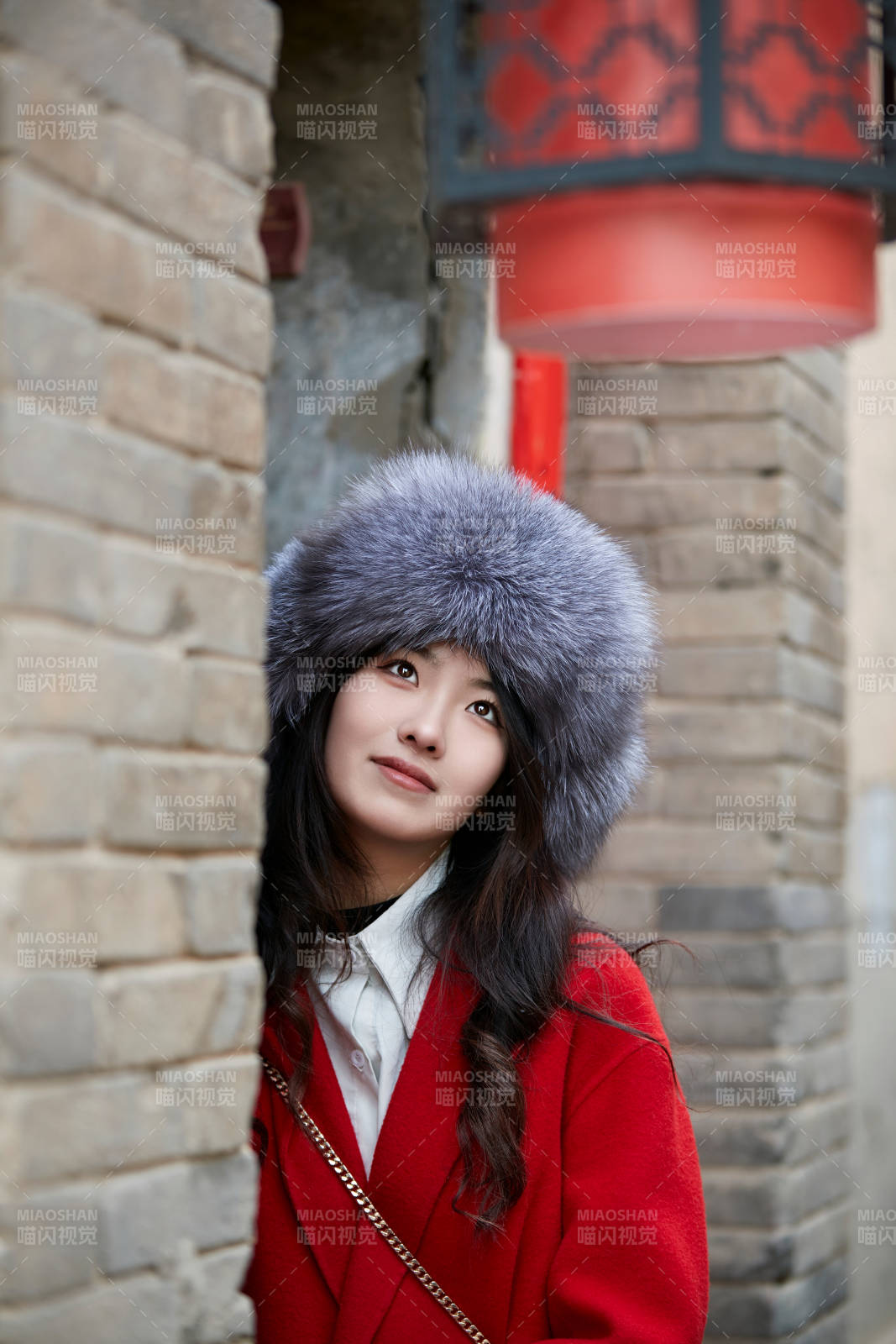 春节在老城古巷穿着喜庆服饰的美丽少女图片
