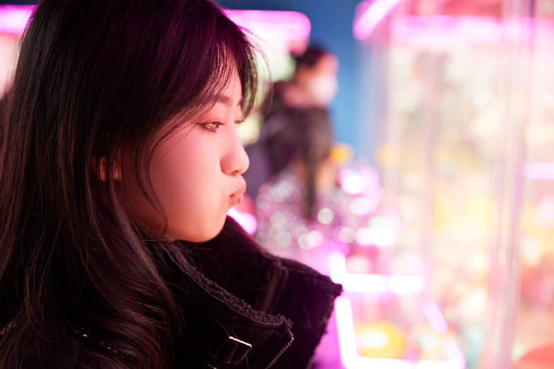 在电子游戏娱乐城玩耍的时尚少女图片