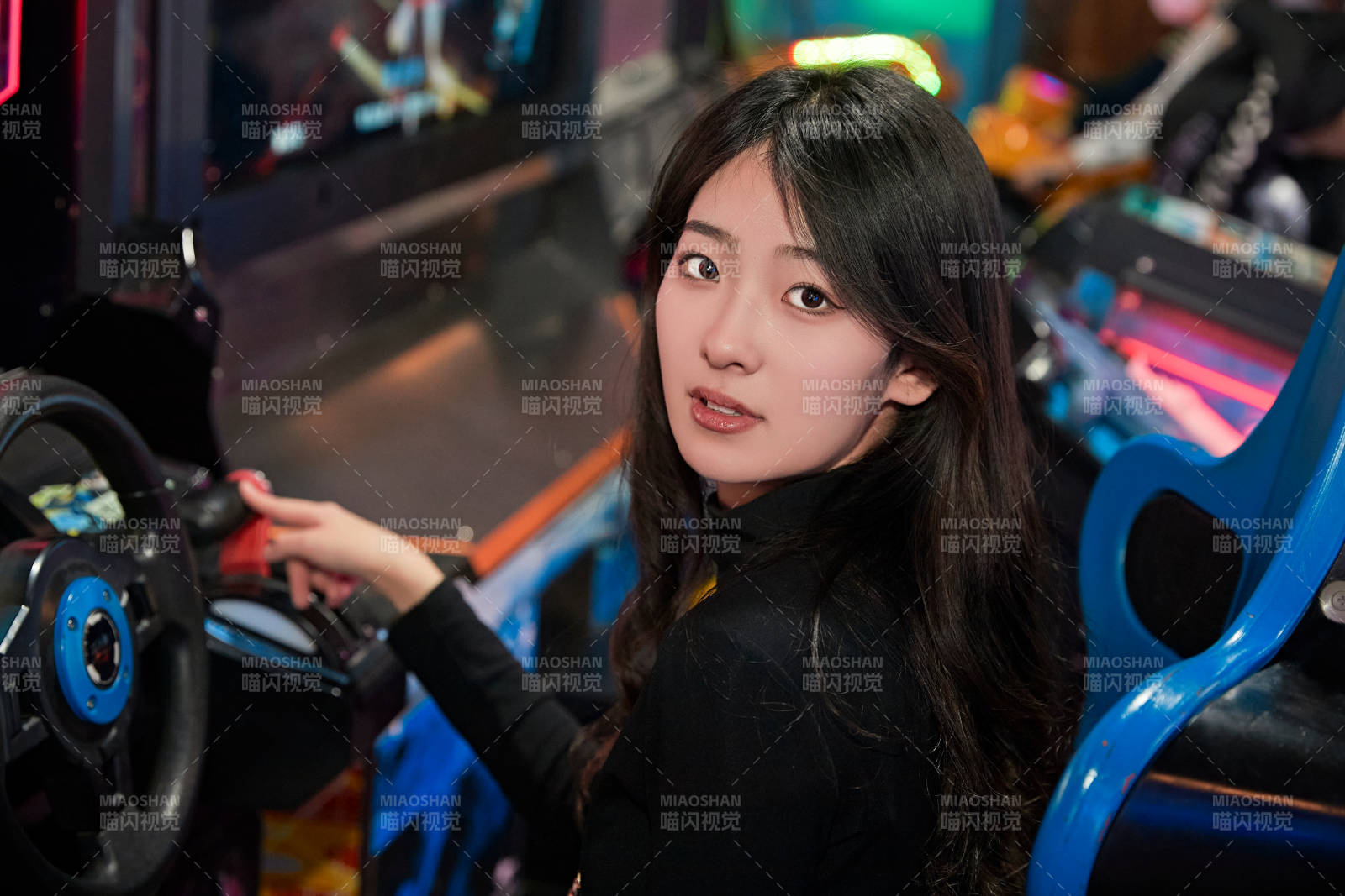 在电子游戏娱乐城玩耍的时尚少女图片