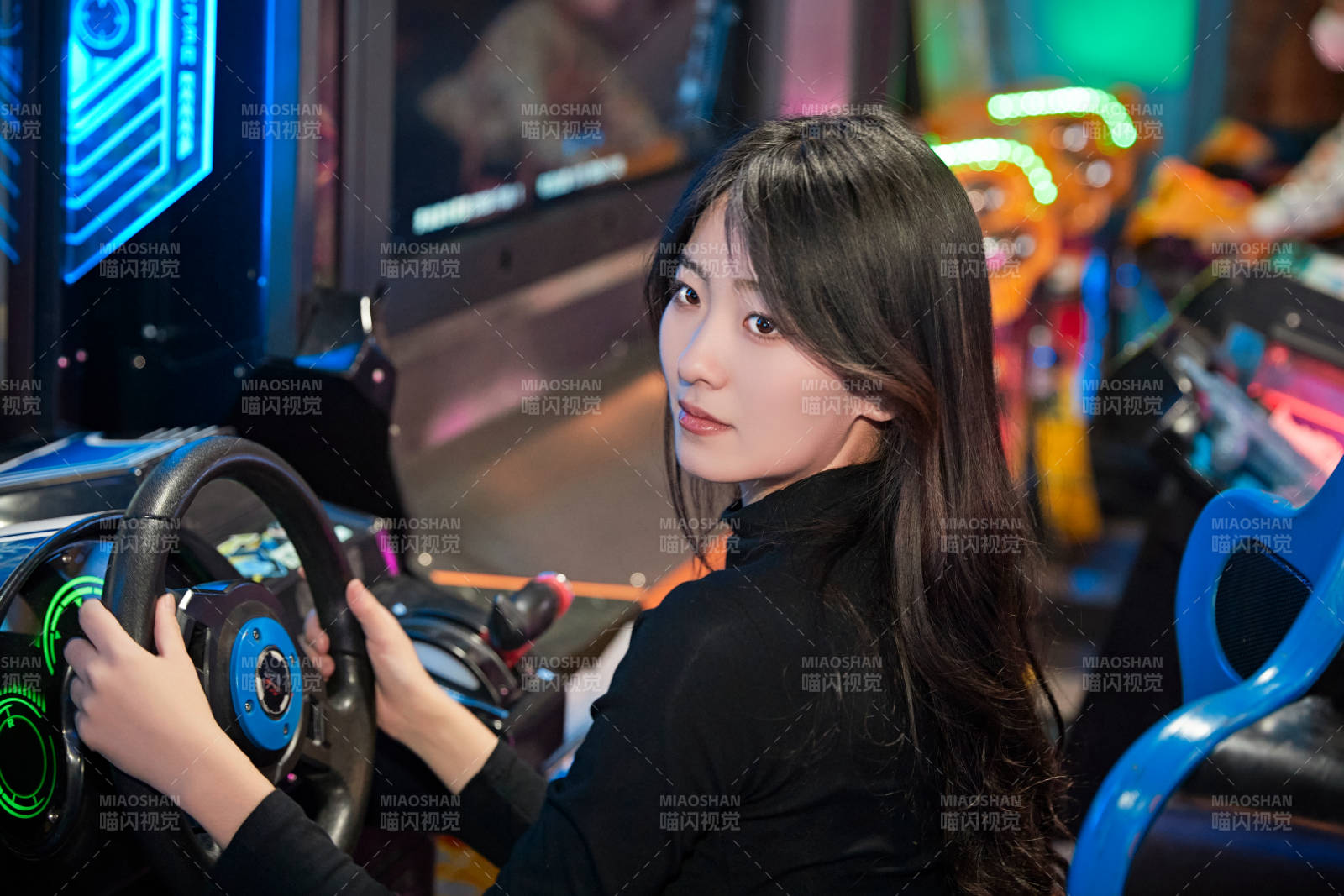 在电子游戏娱乐城玩耍的时尚少女图片