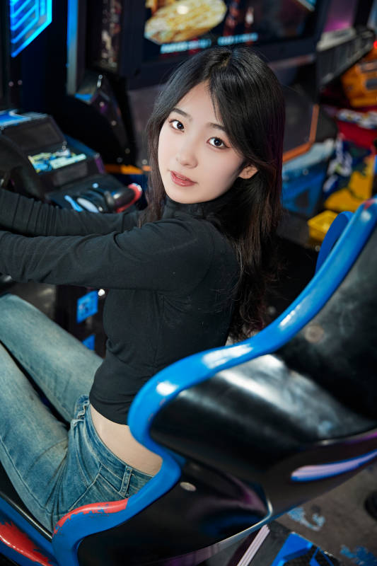 在电子游戏娱乐城玩耍的时尚少女图片