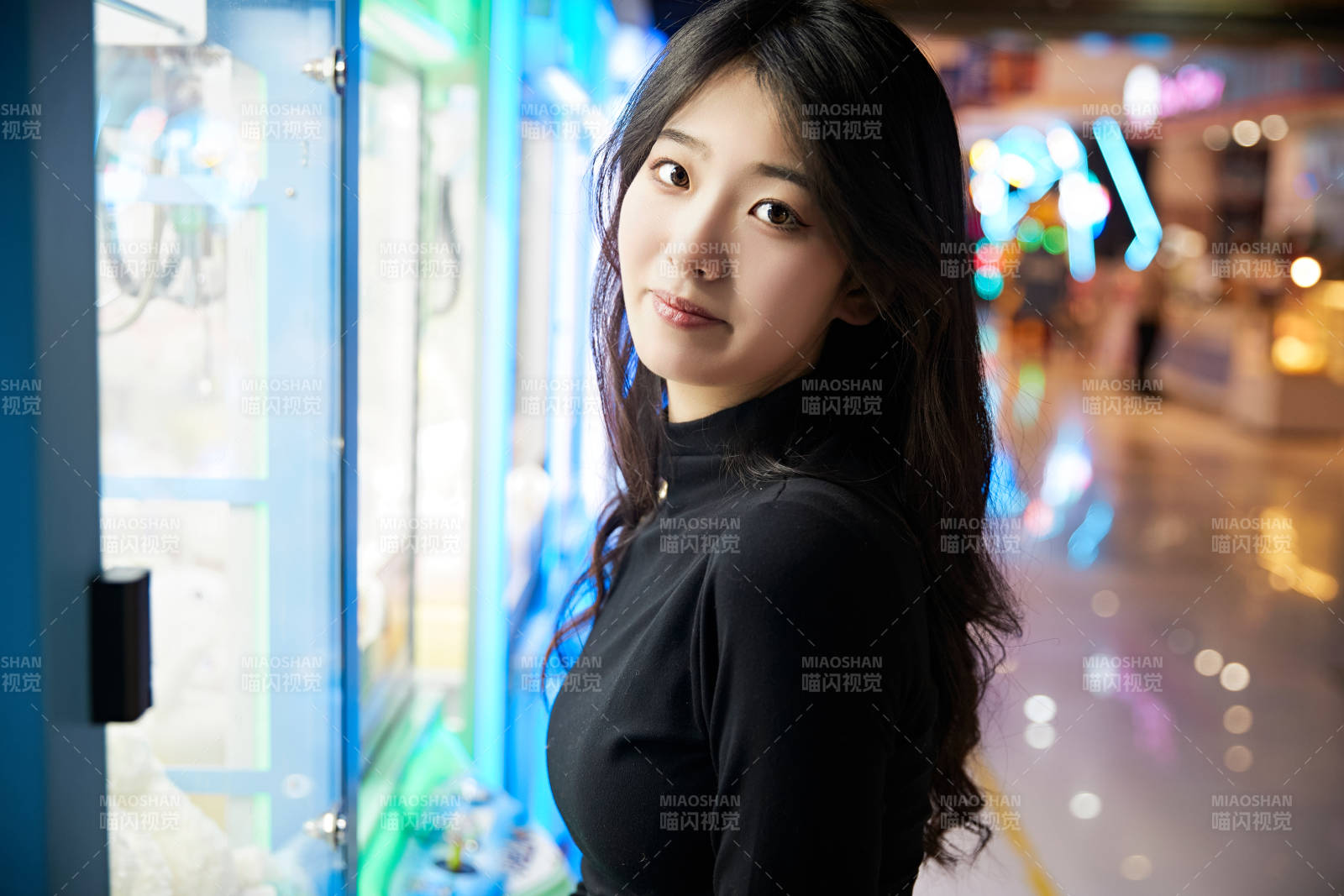 在电子游戏娱乐城玩耍的时尚少女图片