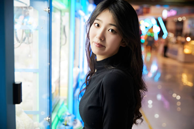 在电子游戏娱乐城玩耍的时尚少女图片