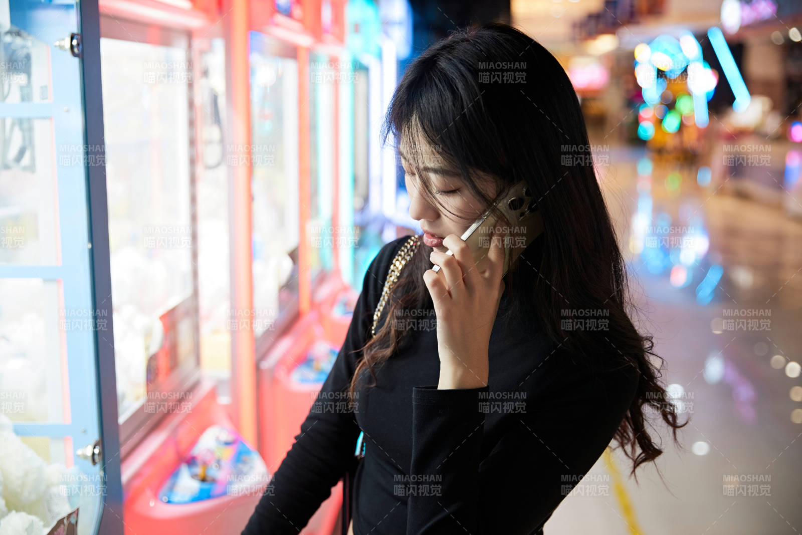 在电子游戏娱乐城玩耍的时尚少女图片