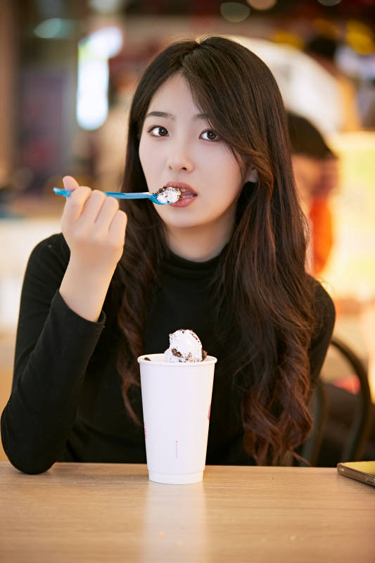 吃着冰欺凌逛商场的亚洲美女图片