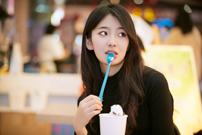 吃着冰欺凌逛商场的亚洲美女图片