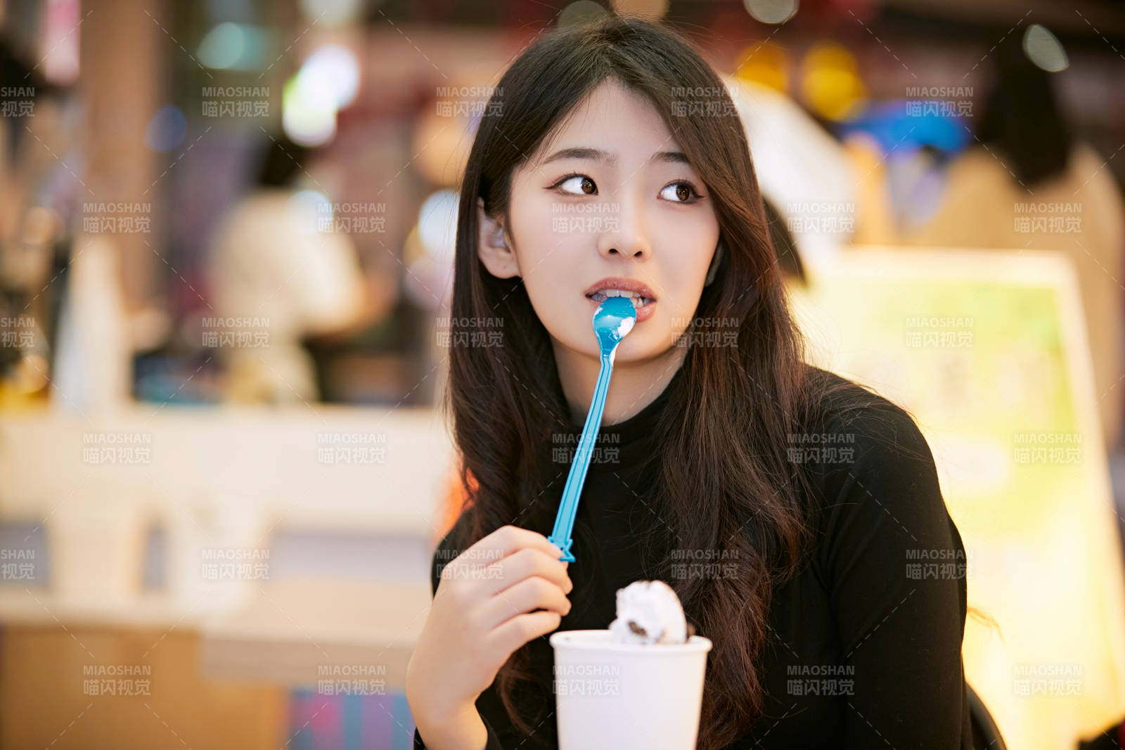 吃着冰欺凌逛商场的亚洲美女图片