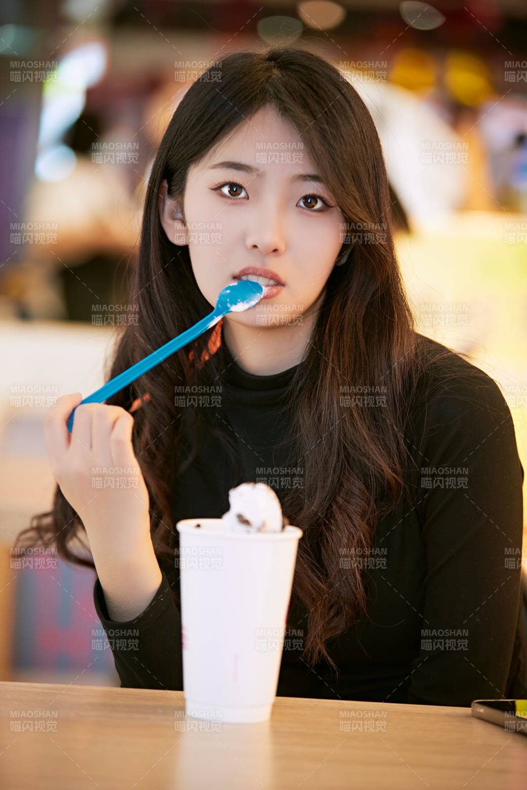 吃着冰欺凌逛商场的亚洲美女图片