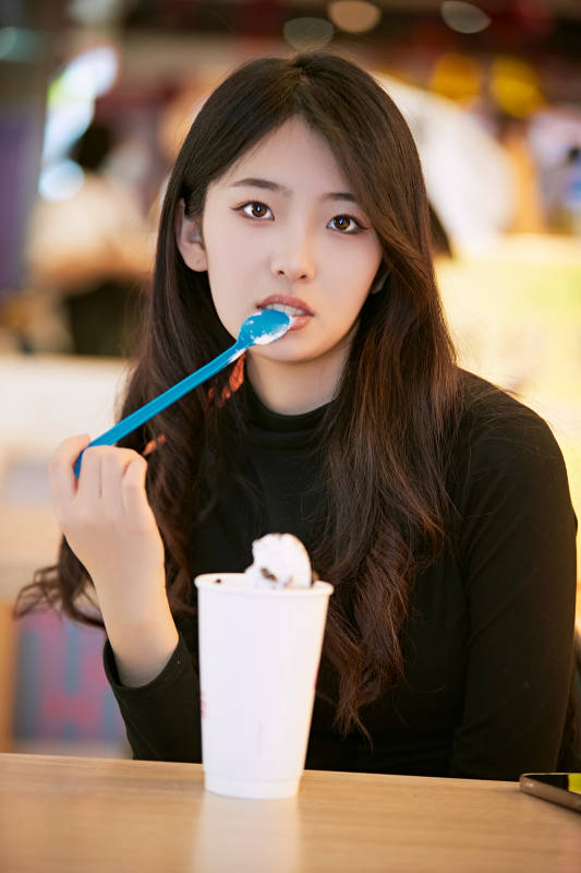 吃着冰欺凌逛商场的亚洲美女图片