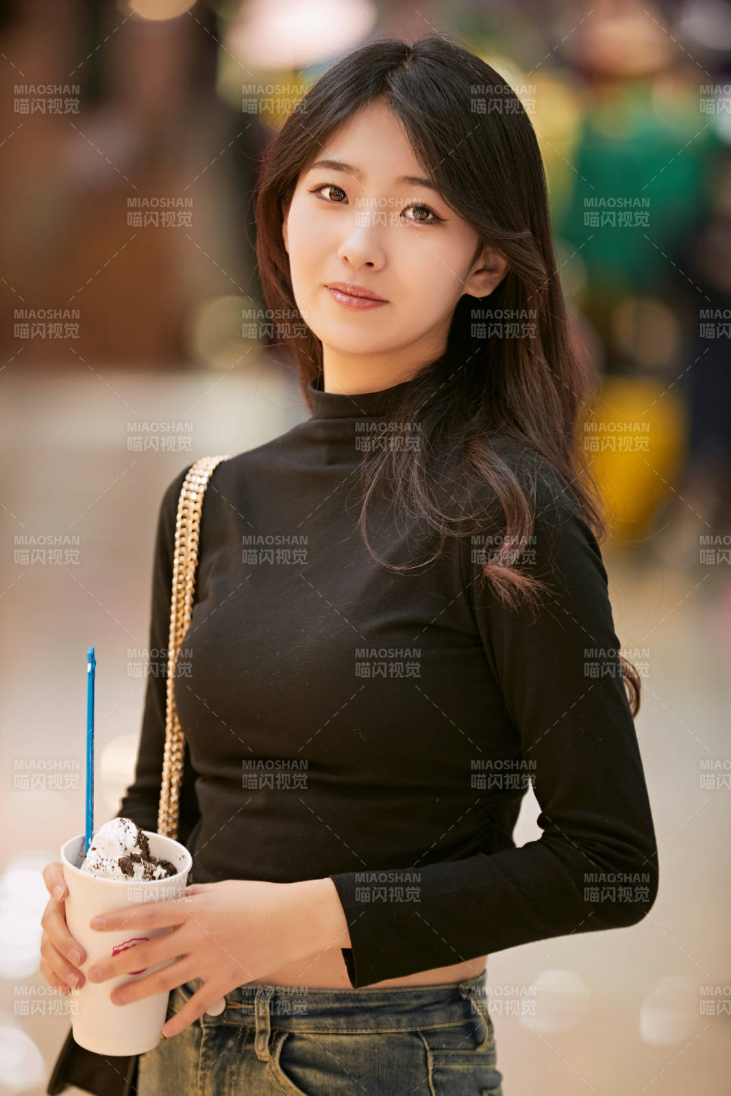 吃着冰欺凌逛商场的亚洲美女图片