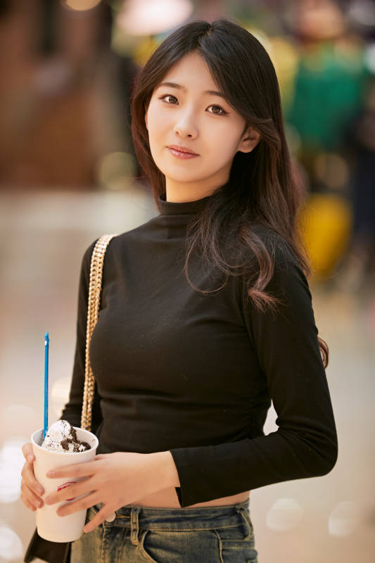 吃着冰欺凌逛商场的亚洲美女图片