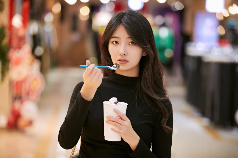 吃着冰欺凌逛商场的亚洲美女图片