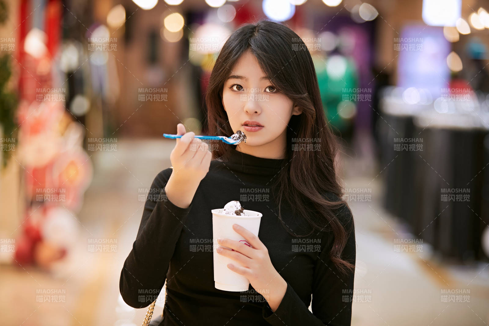 吃着冰欺凌逛商场的亚洲美女图片