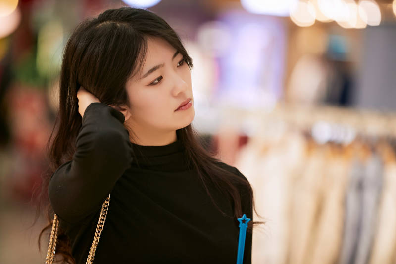 吃着冰欺凌逛商场的亚洲美女图片