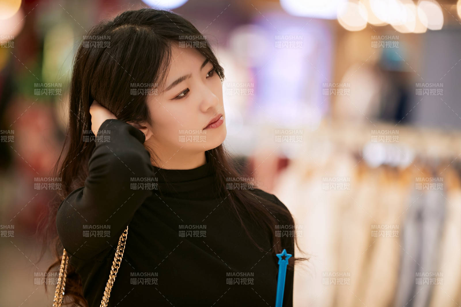 吃着冰欺凌逛商场的亚洲美女图片