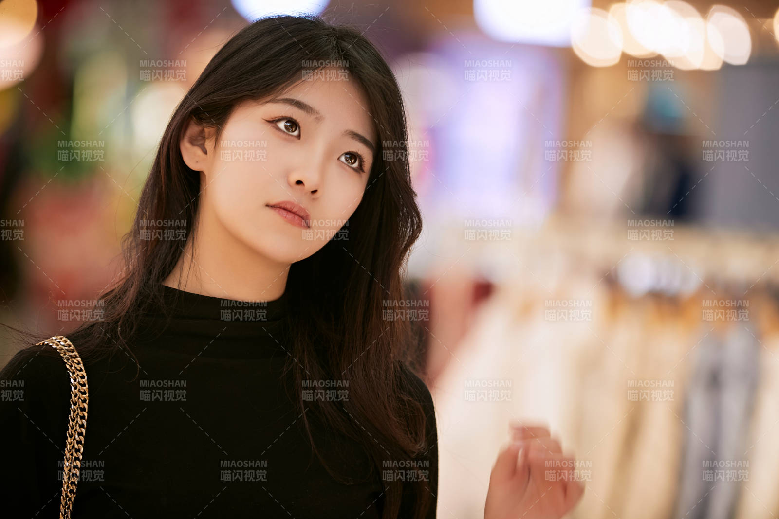 吃着冰欺凌逛商场的亚洲美女图片