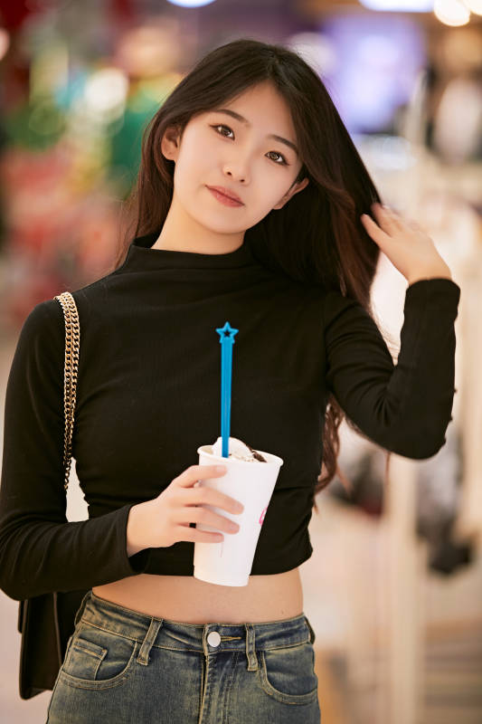 吃着冰欺凌逛商场的亚洲美女图片