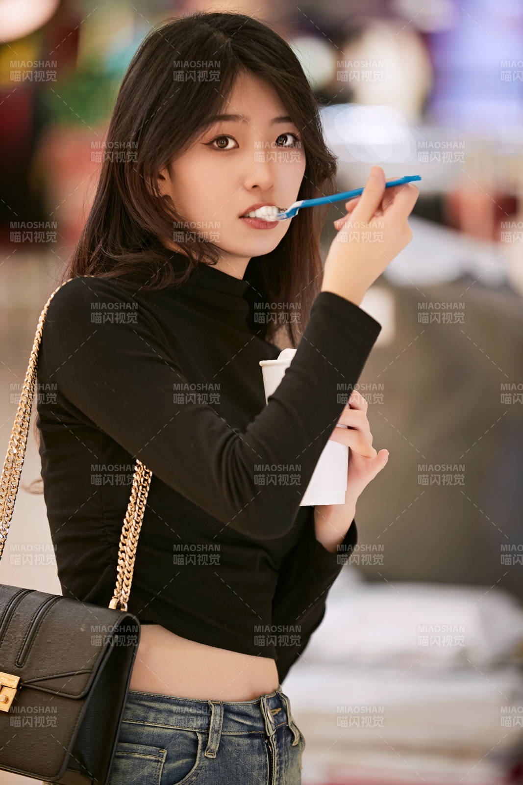 吃着冰欺凌逛商场的亚洲美女图片