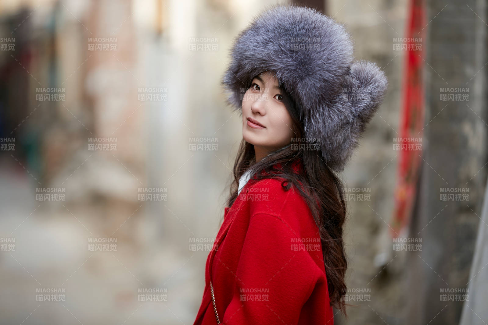 春节在老城古巷穿着喜庆服饰的美丽少女图片