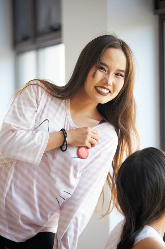 在室内冲着镜头微笑的蒙古族姑娘图片