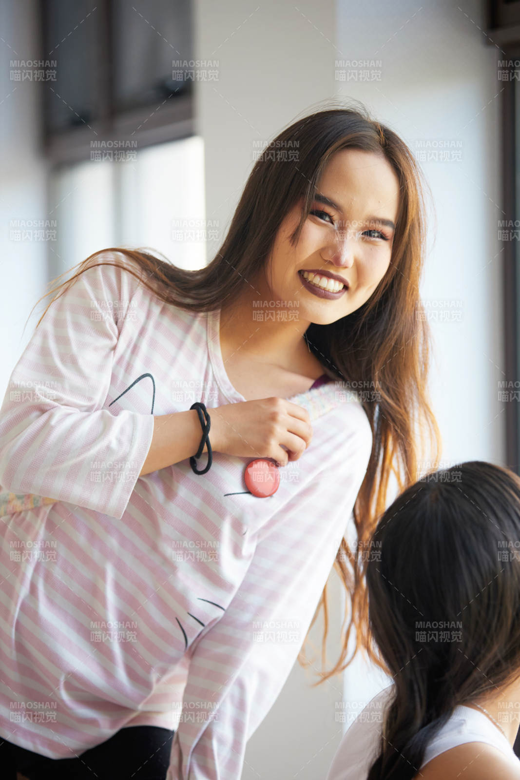 在室内冲着镜头微笑的蒙古族姑娘图片