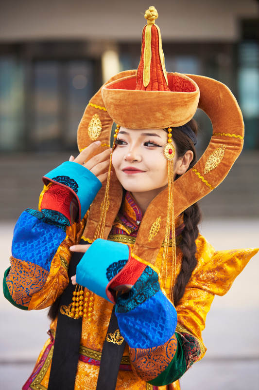 身穿蒙古族喀尔喀部落传统服饰的蒙族姑娘图片