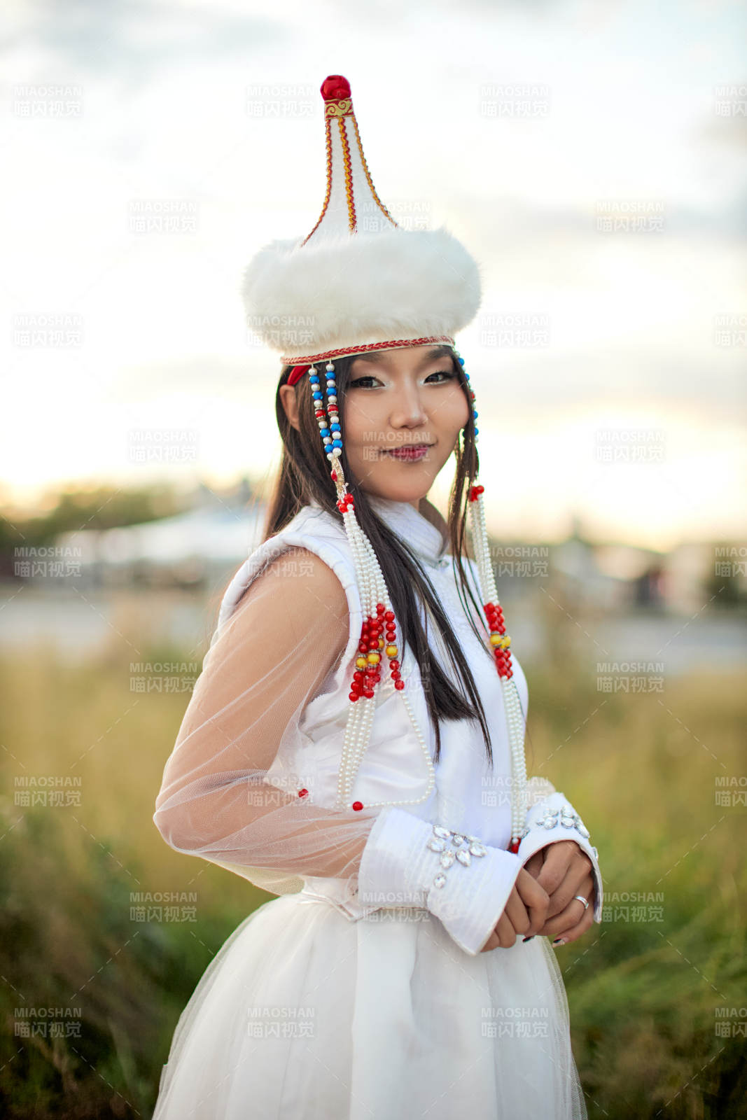 穿着蒙古族达尔罕部落传统服饰的蒙族姑娘图片