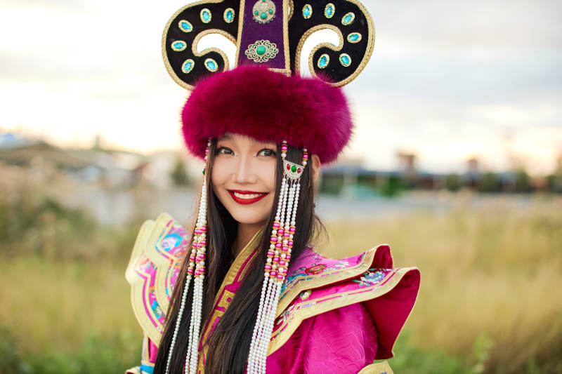 身穿蒙古族不里亚特部落传统服饰的蒙族姑娘图片