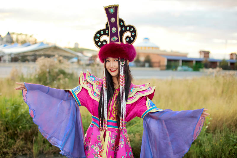 身穿蒙古族不里亚特部落传统服饰的蒙族姑娘图片