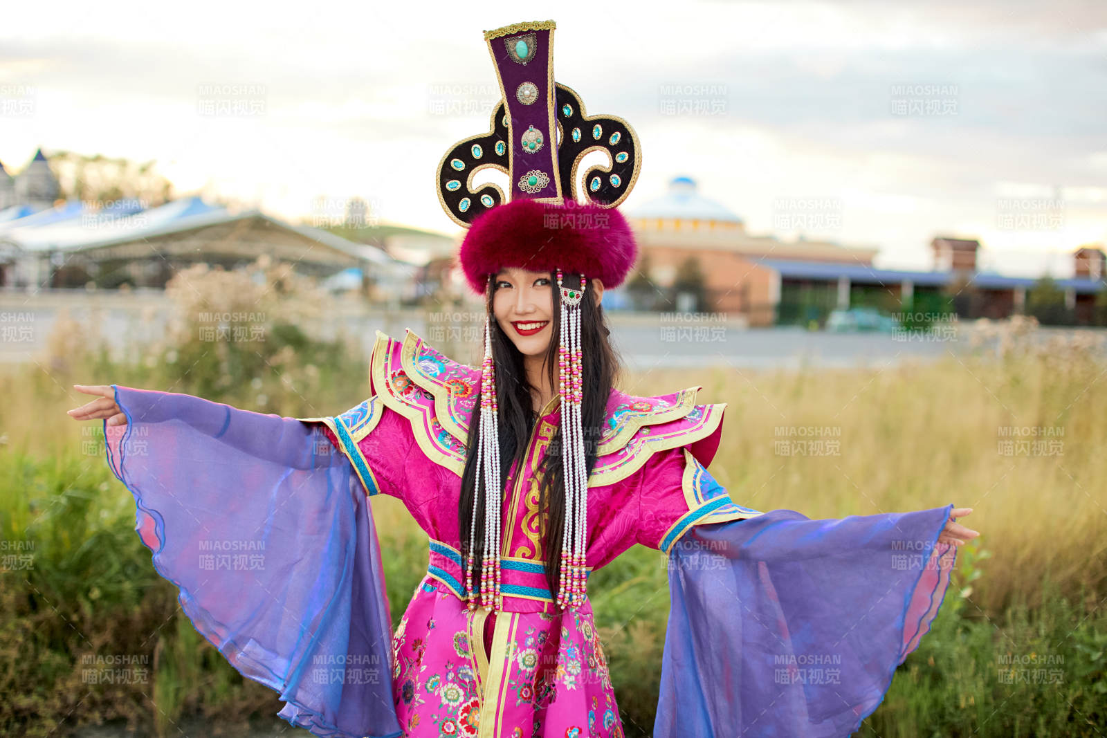 身穿蒙古族不里亚特部落传统服饰的蒙族姑娘图片