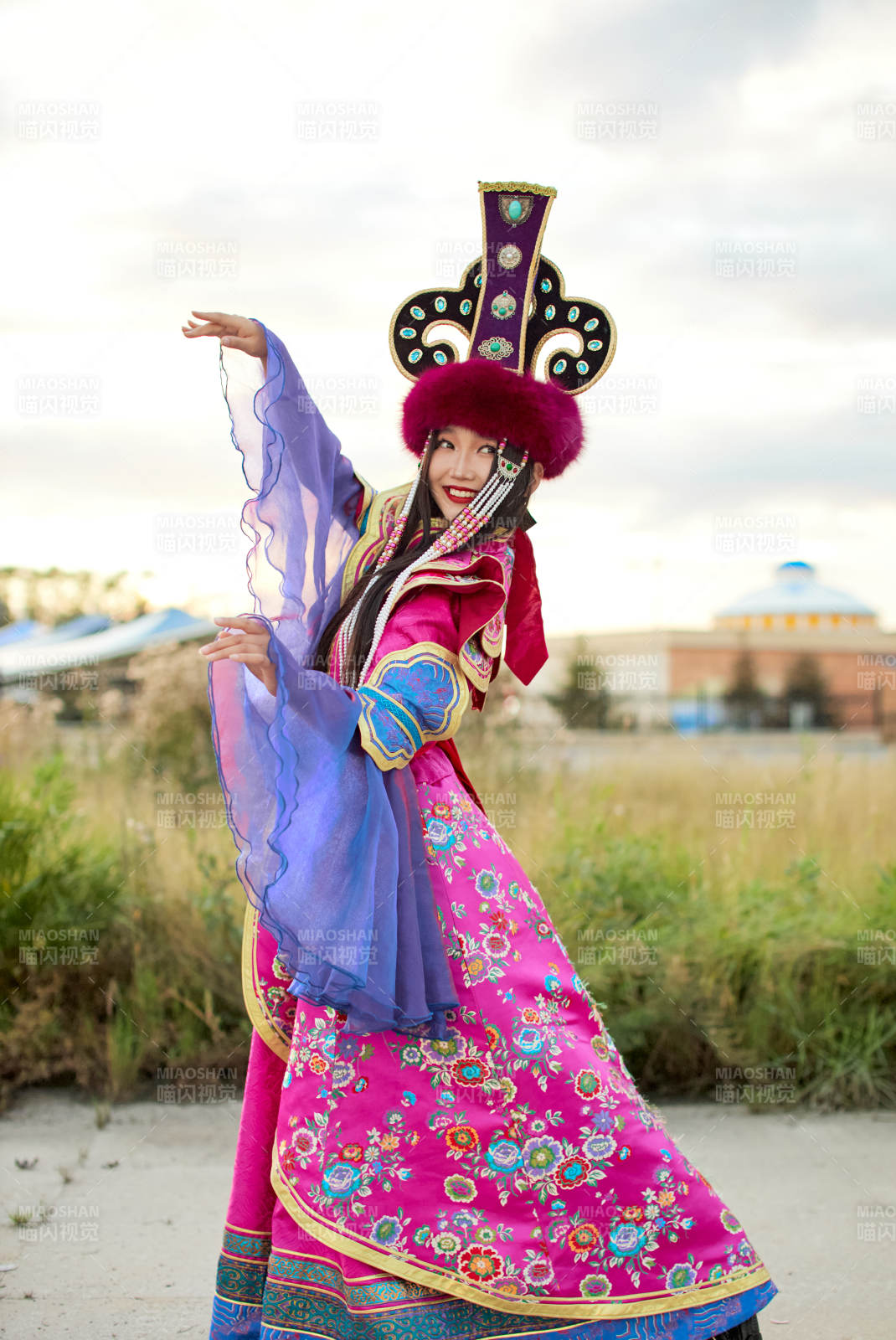 身穿蒙古族不里亚特部落传统服饰的蒙族姑娘图片