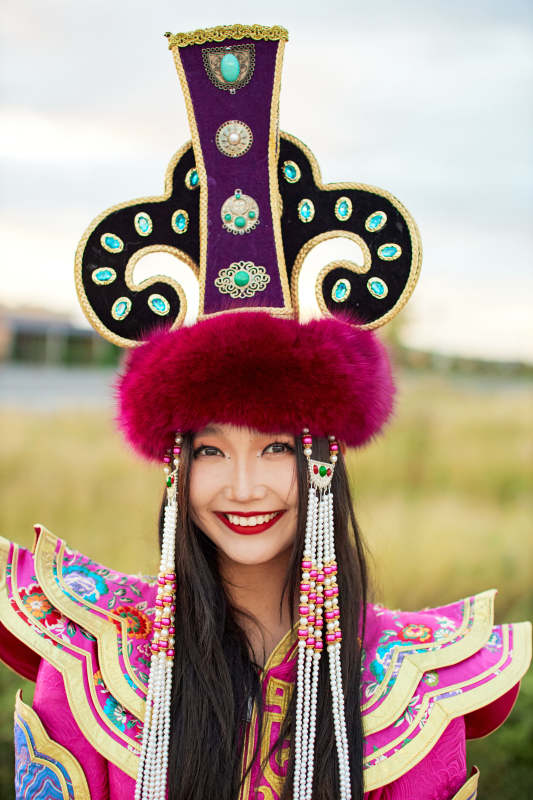 身穿蒙古族不里亚特部落传统服饰的蒙族姑娘图片