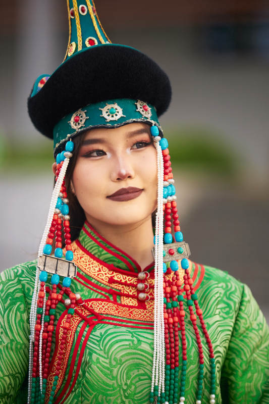 身穿蒙古族巴尔虎部落传统服饰的蒙族姑娘图片