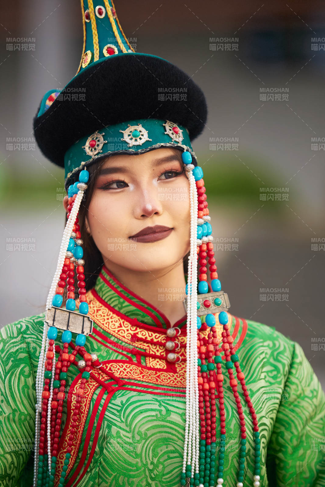 身穿蒙古族巴尔虎部落传统服饰的蒙族姑娘图片