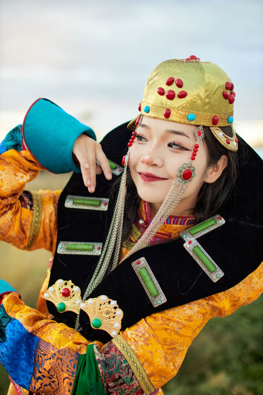 身穿蒙古族喀尔喀部落传统服饰的蒙族姑娘图片