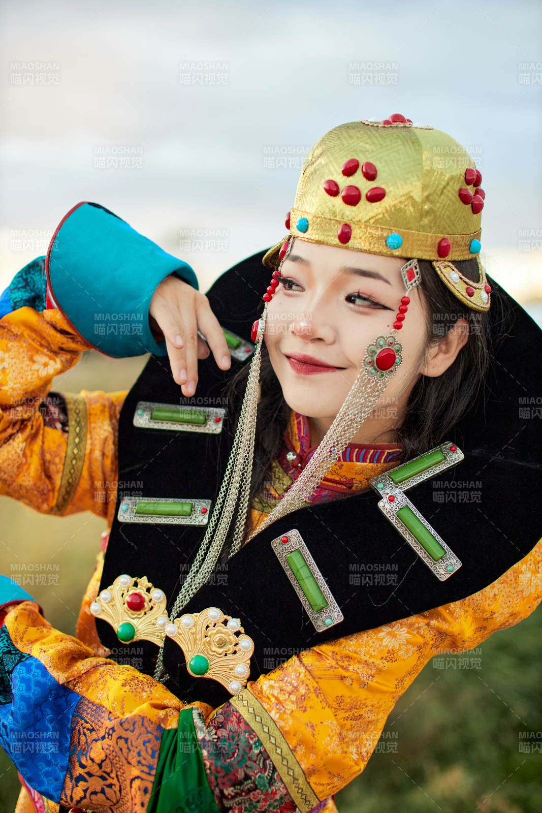 身穿蒙古族喀尔喀部落传统服饰的蒙族姑娘图片