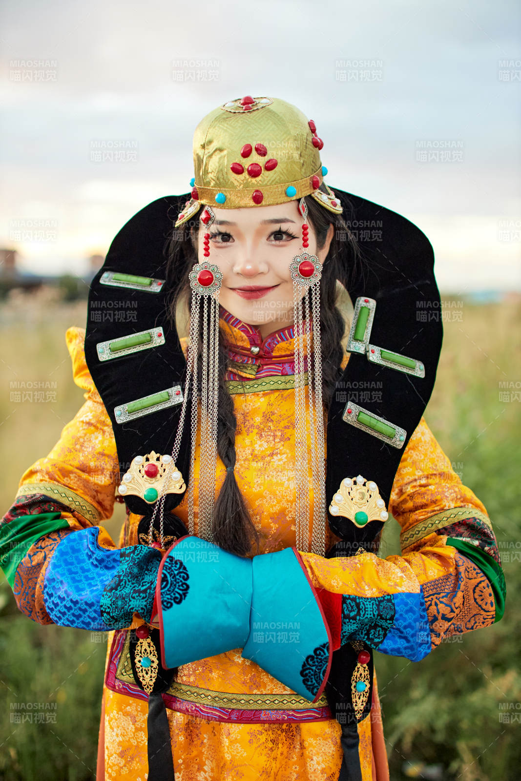 身穿蒙古族喀尔喀部落传统服饰的蒙族姑娘图片