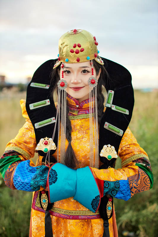 身穿蒙古族喀尔喀部落传统服饰的蒙族姑娘图片