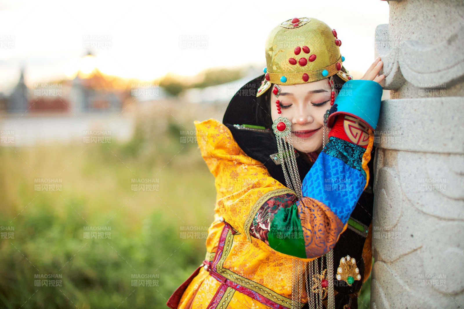 身穿蒙古族喀尔喀部落传统服饰的蒙族姑娘图片