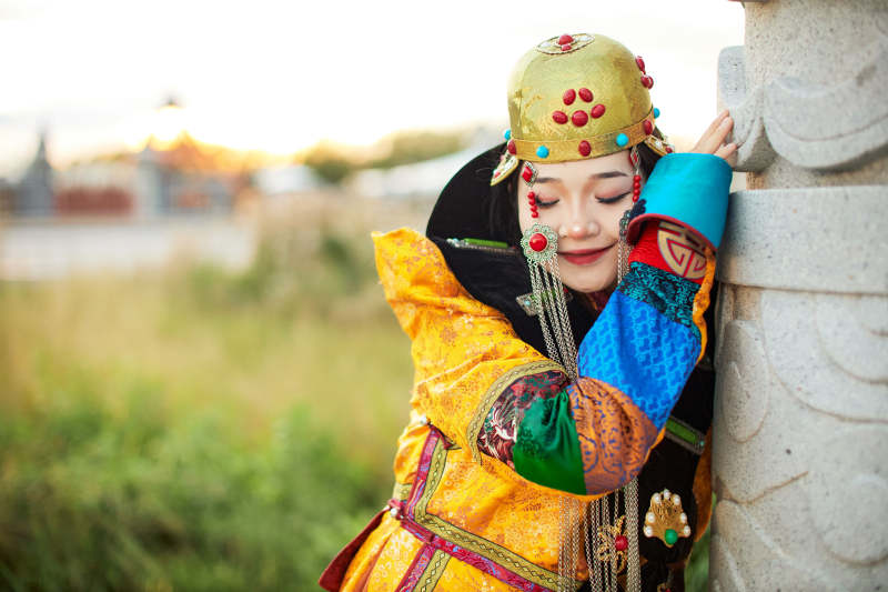 身穿蒙古族喀尔喀部落传统服饰的蒙族姑娘图片