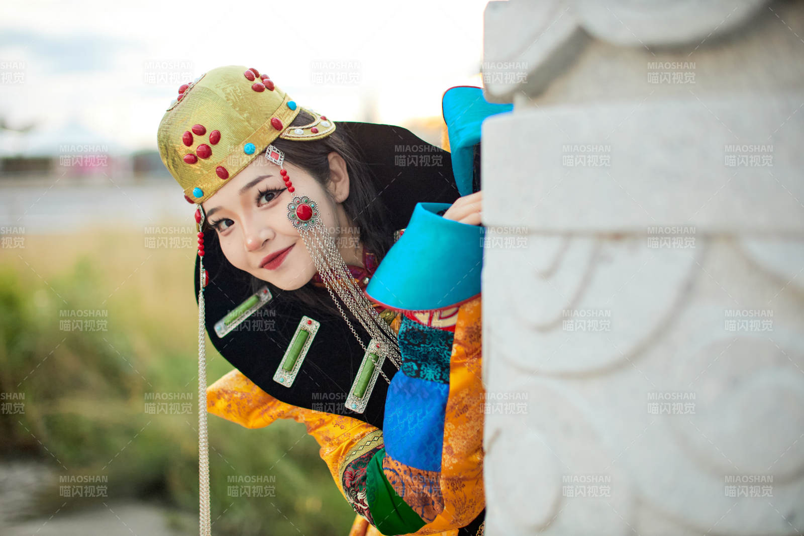 身穿蒙古族喀尔喀部落传统服饰的蒙族姑娘图片