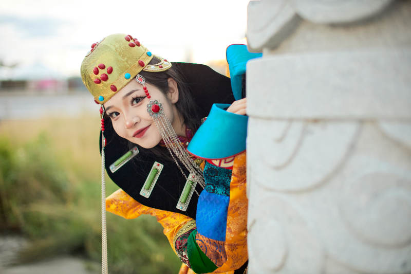 身穿蒙古族喀尔喀部落传统服饰的蒙族姑娘图片