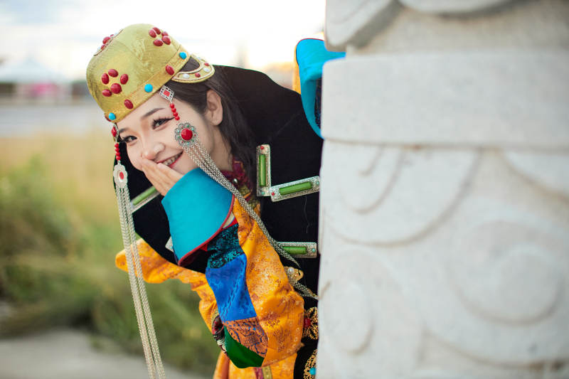 身穿蒙古族喀尔喀部落传统服饰的蒙族姑娘图片