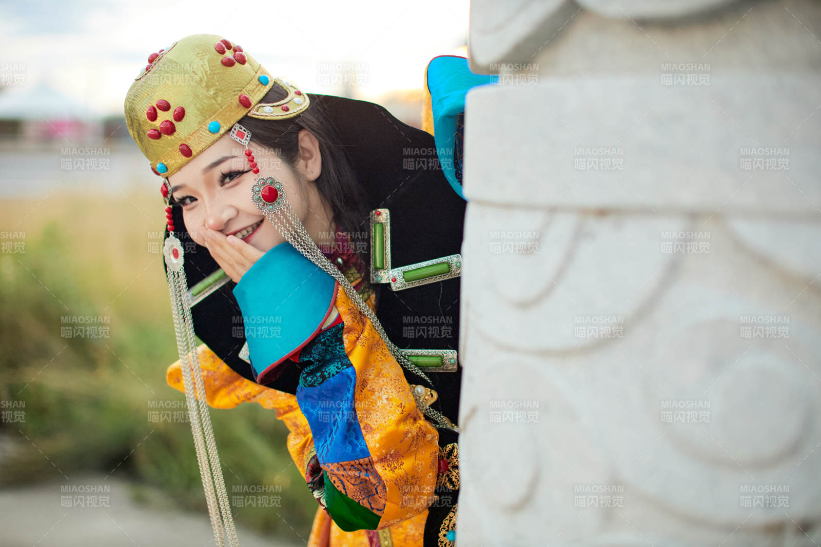 身穿蒙古族喀尔喀部落传统服饰的蒙族姑娘图片