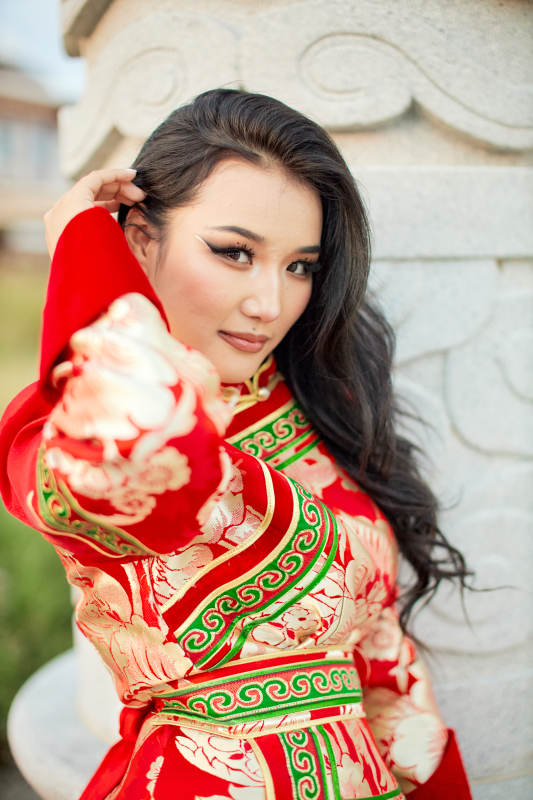 穿着蒙古族鄂尔多斯部落传统服饰的蒙族姑娘图片