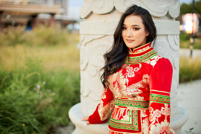 穿着蒙古族鄂尔多斯部落传统服饰的蒙族姑娘图片