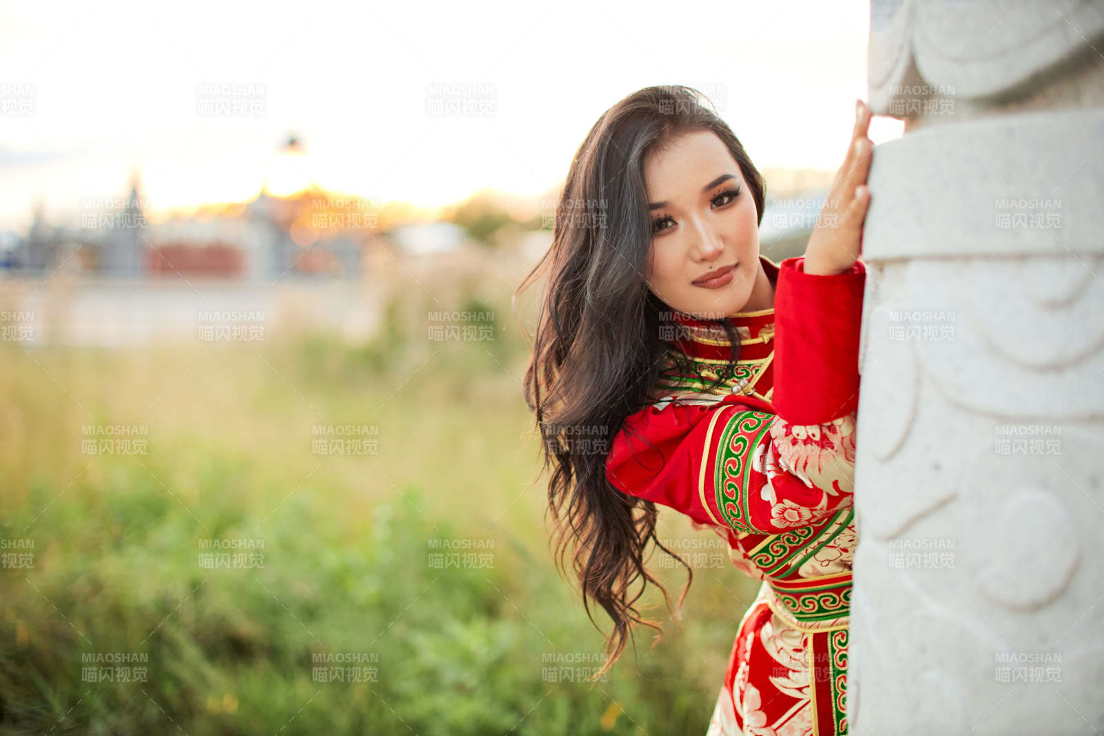 穿着蒙古族鄂尔多斯部落传统服饰的蒙族姑娘图片